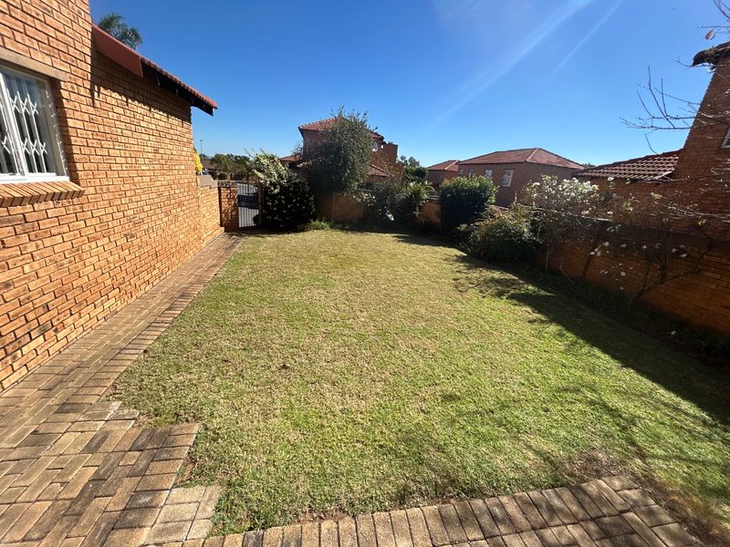 3 Bed 2.5 bathroom home and the sort of Kyalami Hills - Photo 4