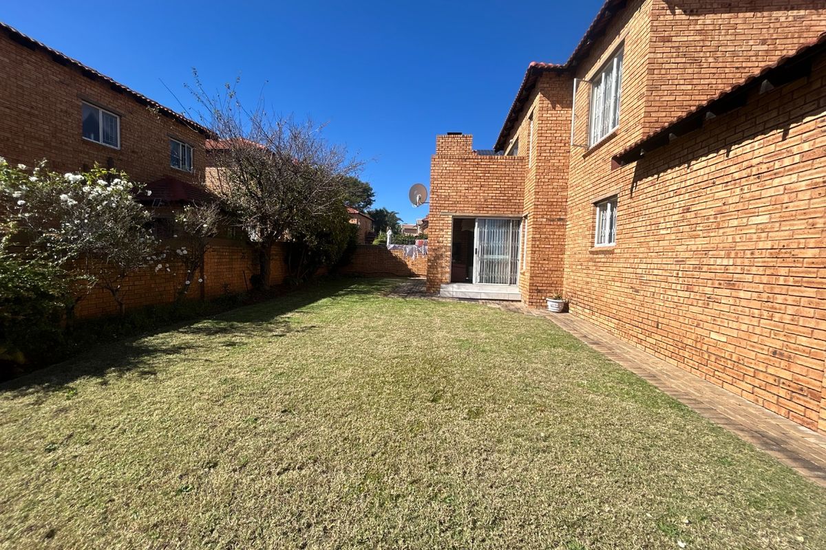 3 Bed 2.5 bathroom home and the sort of Kyalami Hills - Photo 2