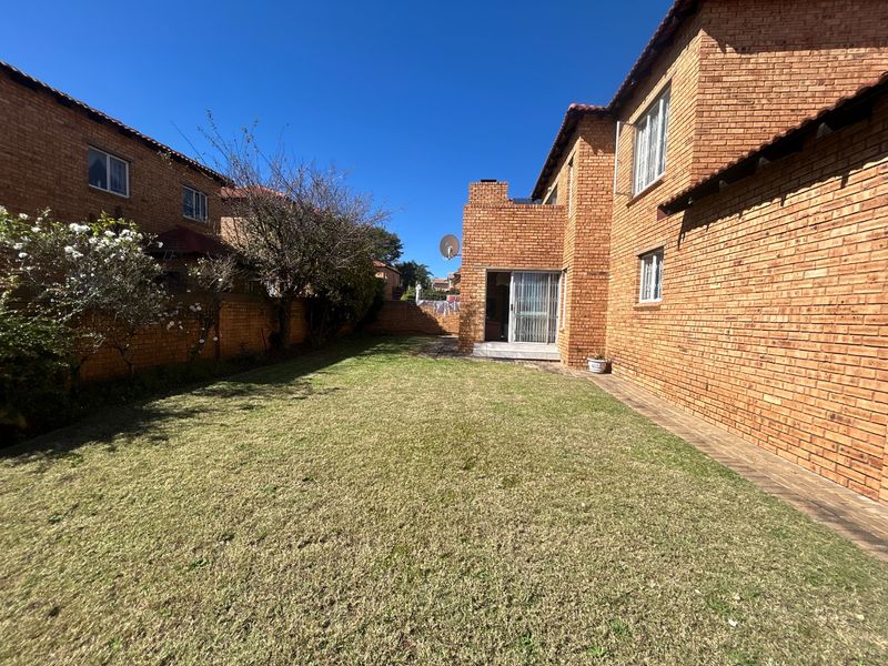 3 Bed 2.5 bathroom home and the sort of Kyalami Hills - Photo 2