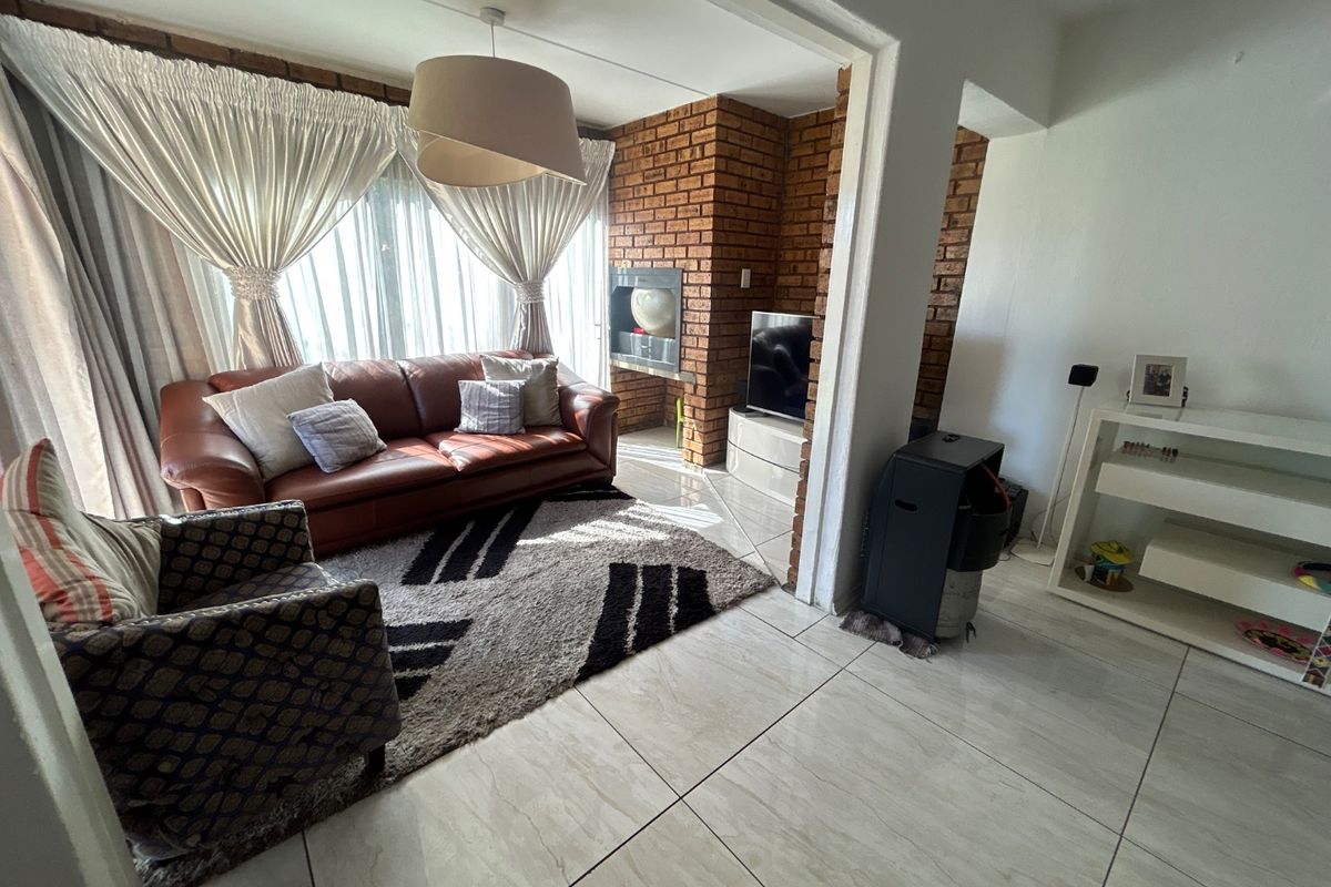 3 Bed 2.5 bathroom home and the sort of Kyalami Hills - Photo 5