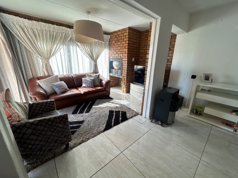 3 Bed 2.5 bathroom home and the sort of Kyalami Hills - Photo 5