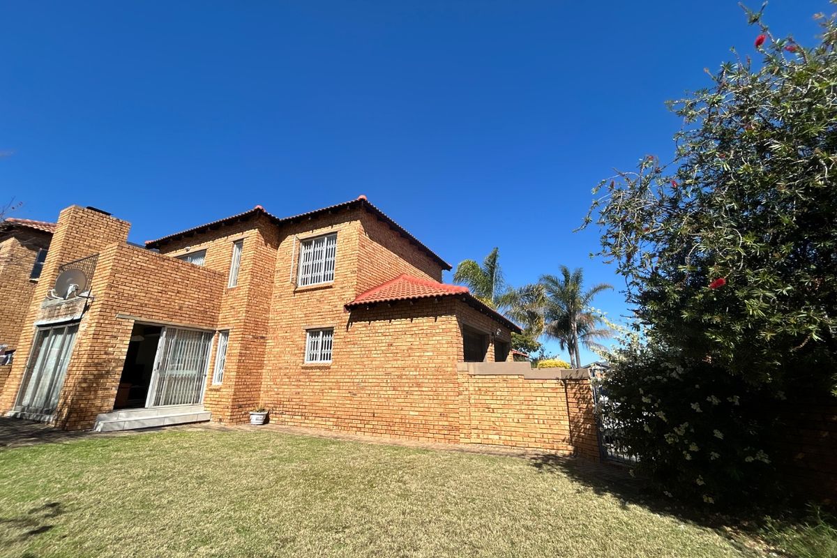 3 Bed 2.5 bathroom home and the sort of Kyalami Hills - Photo 3