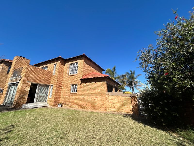 3 Bed 2.5 bathroom home and the sort of Kyalami Hills - Photo 3