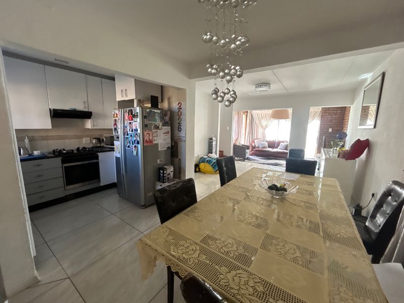 3 Bed 2.5 bathroom home and the sort of Kyalami Hills - Photo 10