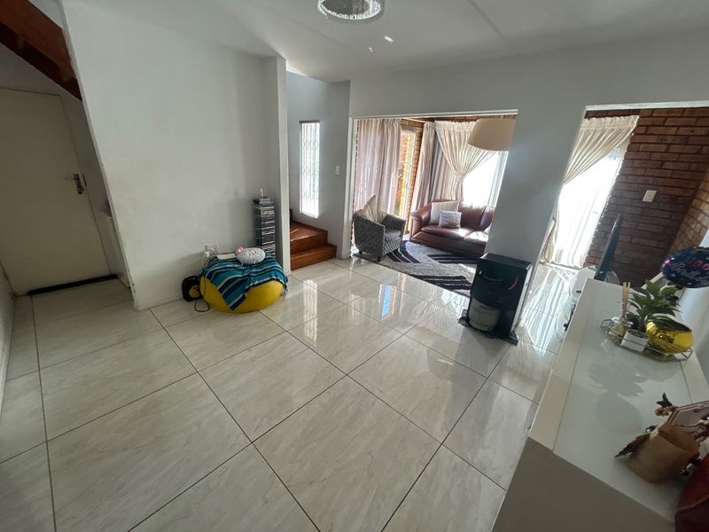 3 Bed 2.5 bathroom home and the sort of Kyalami Hills - Photo 9
