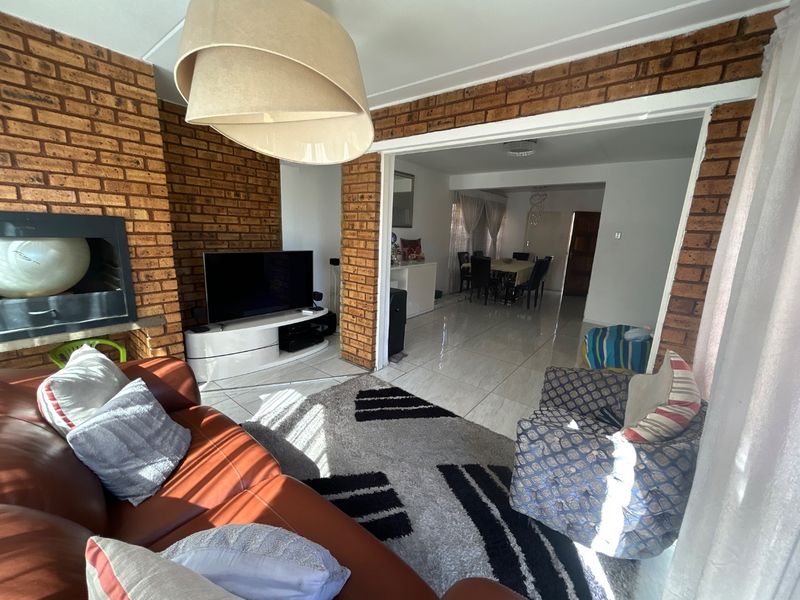 3 Bed 2.5 bathroom home and the sort of Kyalami Hills - Photo 8