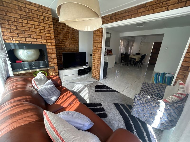 3 Bed 2.5 bathroom home and the sort of Kyalami Hills - Photo 7