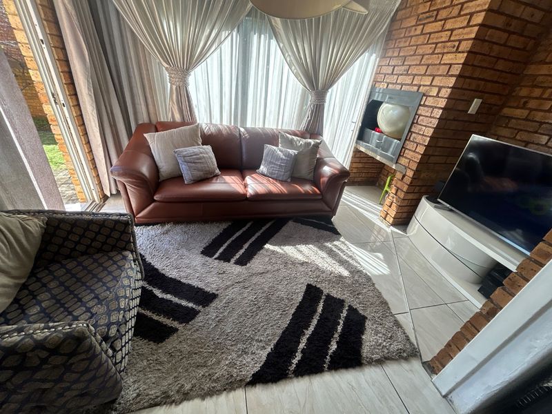3 Bed 2.5 bathroom home and the sort of Kyalami Hills - Photo 6