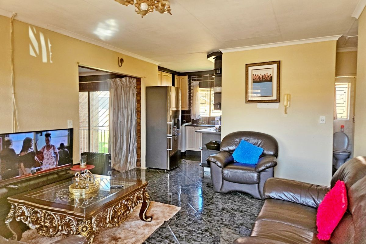 Stunning 2-Bedroom Simplex for Sale in Norkem Park - Photo 3