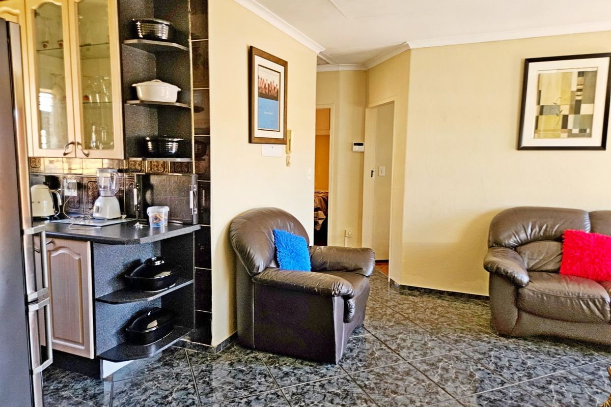 Stunning 2-Bedroom Simplex for Sale in Norkem Park - Photo 4
