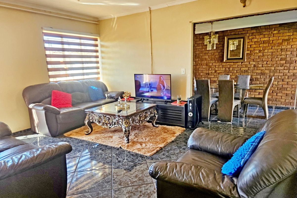 Stunning 2-Bedroom Simplex for Sale in Norkem Park - Photo 2
