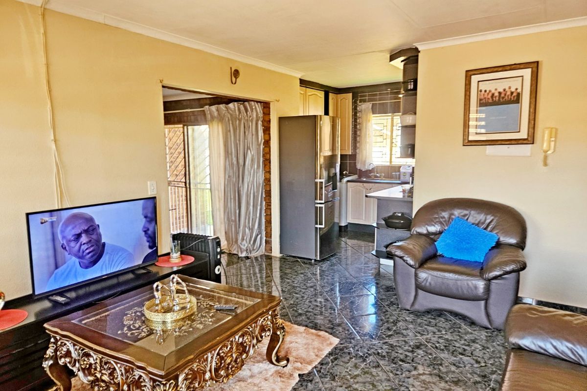 Stunning 2-Bedroom Simplex for Sale in Norkem Park - Photo 5