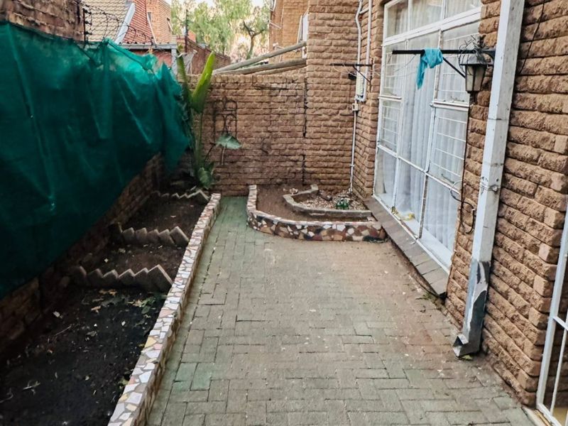 Neat 2-Bedroom Home with Braai Patio - Photo 10