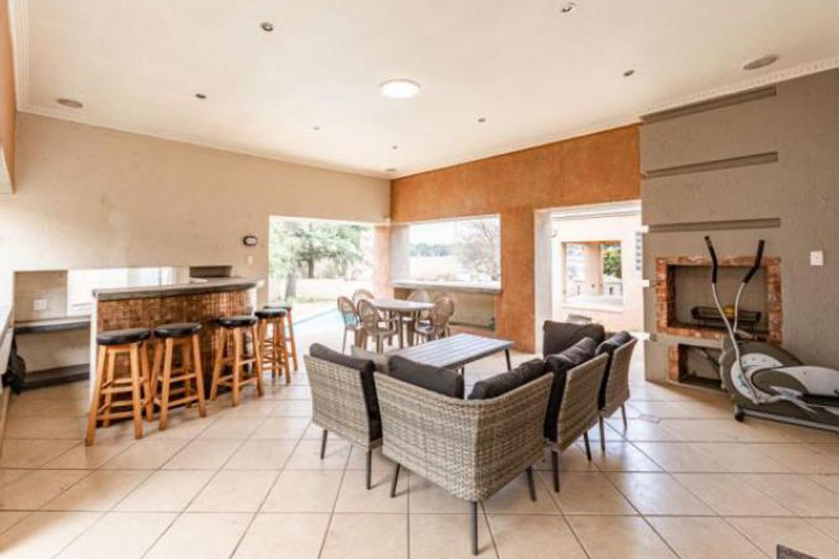 Charming Westdene Family home with flatlet and pool - Photo 3