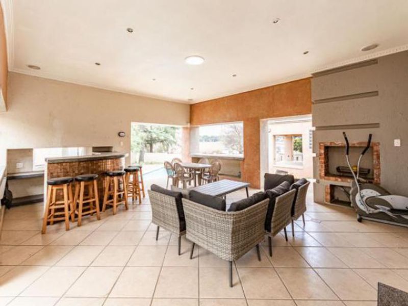 Charming Westdene Family home with flatlet and pool - Photo 3