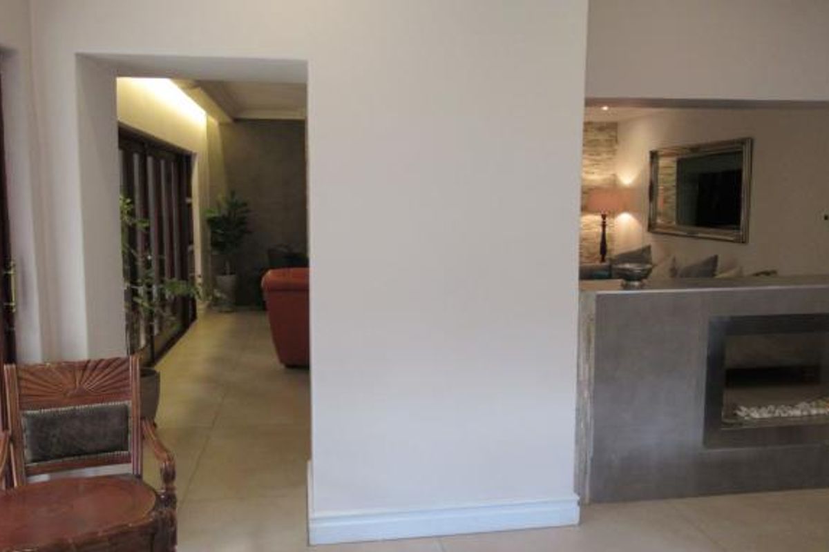 Charming Westdene Family home with flatlet and pool - Photo 5