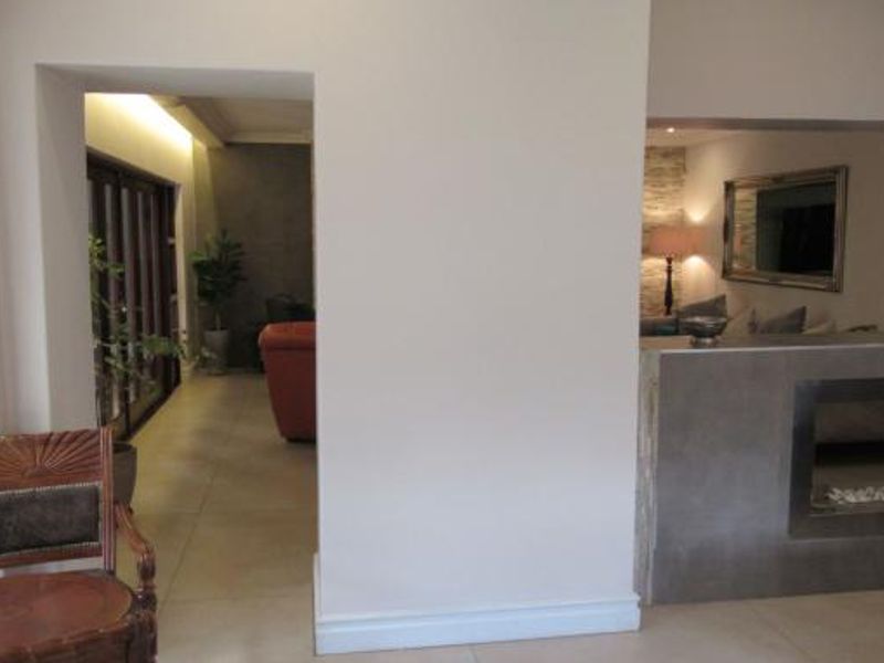 Charming Westdene Family home with flatlet and pool - Photo 5