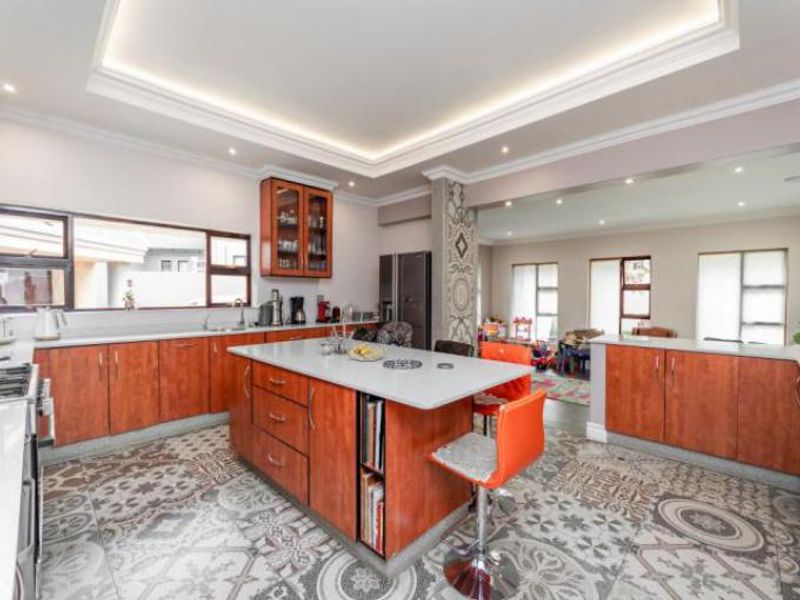 Charming Westdene Family home with flatlet and pool - Photo 1