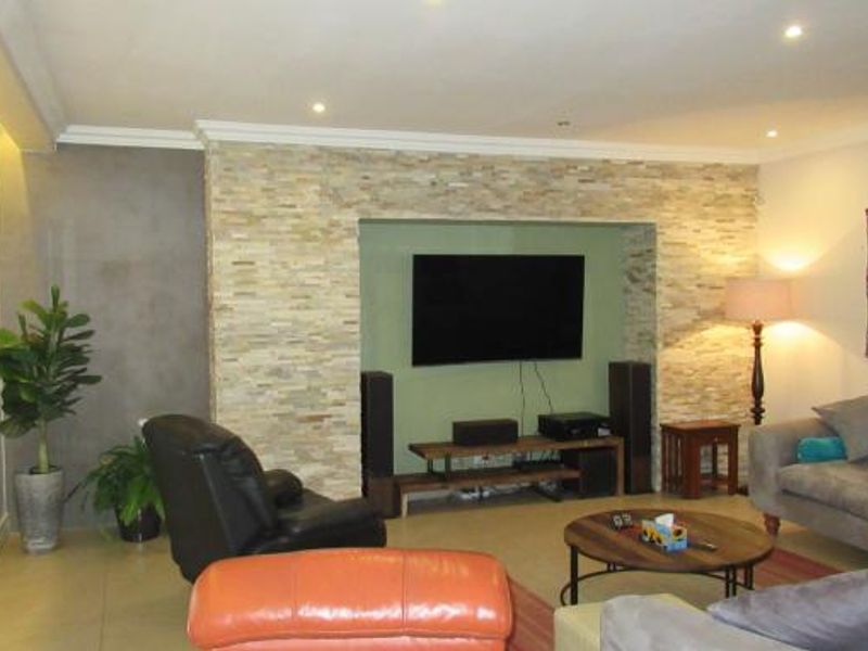 Charming Westdene Family home with flatlet and pool - Photo 9