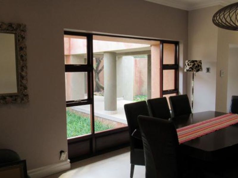Charming Westdene Family home with flatlet and pool - Photo 8