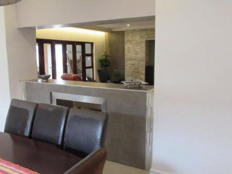 Charming Westdene Family home with flatlet and pool - Photo 7