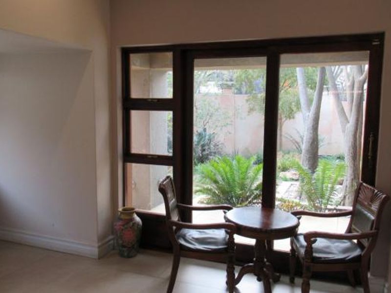 Charming Westdene Family home with flatlet and pool - Photo 6