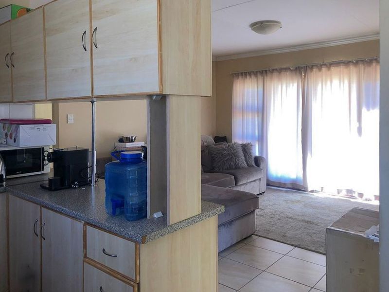 FREESTANDING TOWNHOUSE IN SECURED COMPLEX WITH PRIVACY - Photo 6