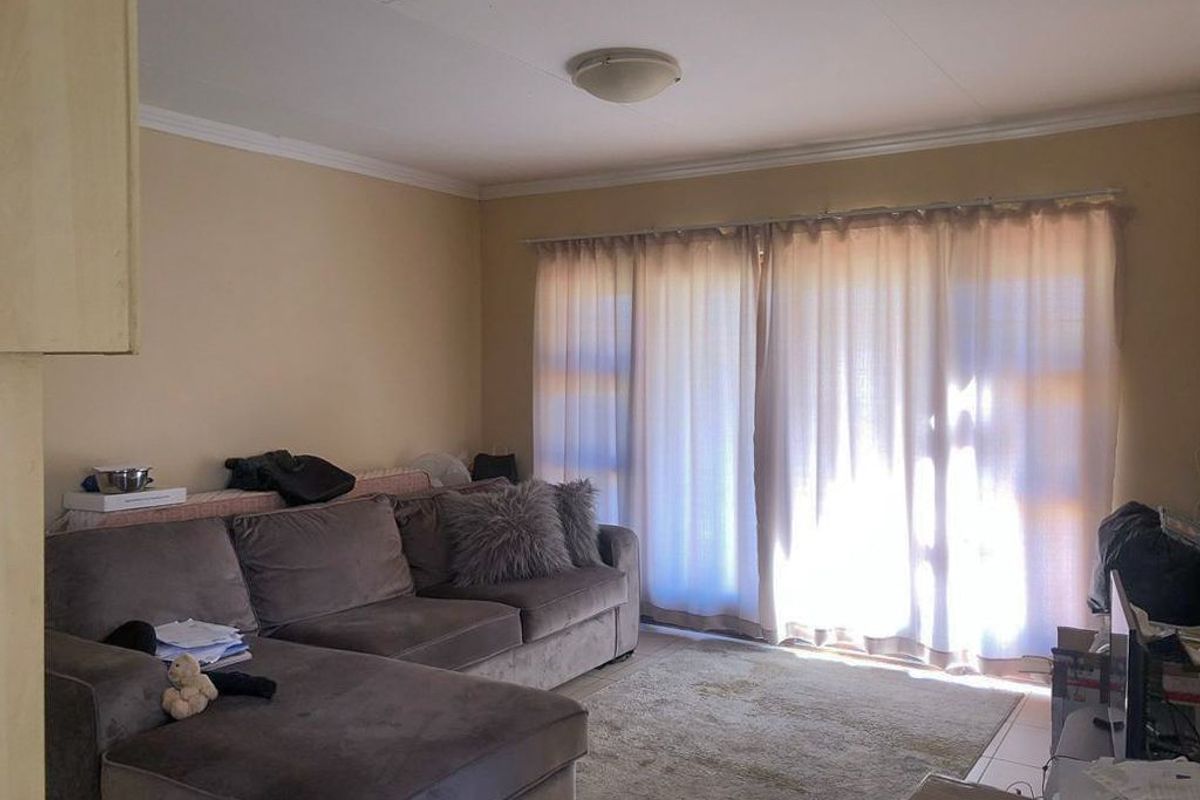 FREESTANDING TOWNHOUSE IN SECURED COMPLEX WITH PRIVACY - Photo 4
