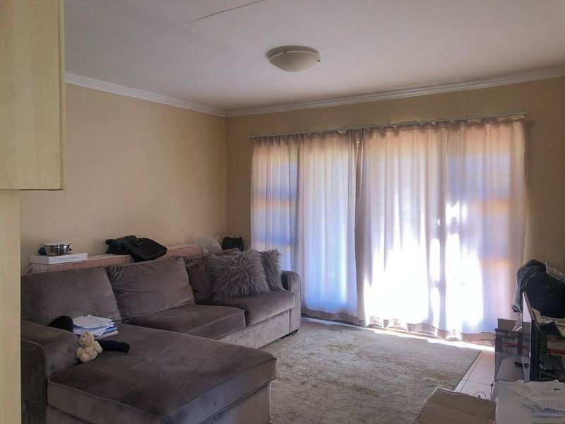 FREESTANDING TOWNHOUSE IN SECURED COMPLEX WITH PRIVACY - Photo 4