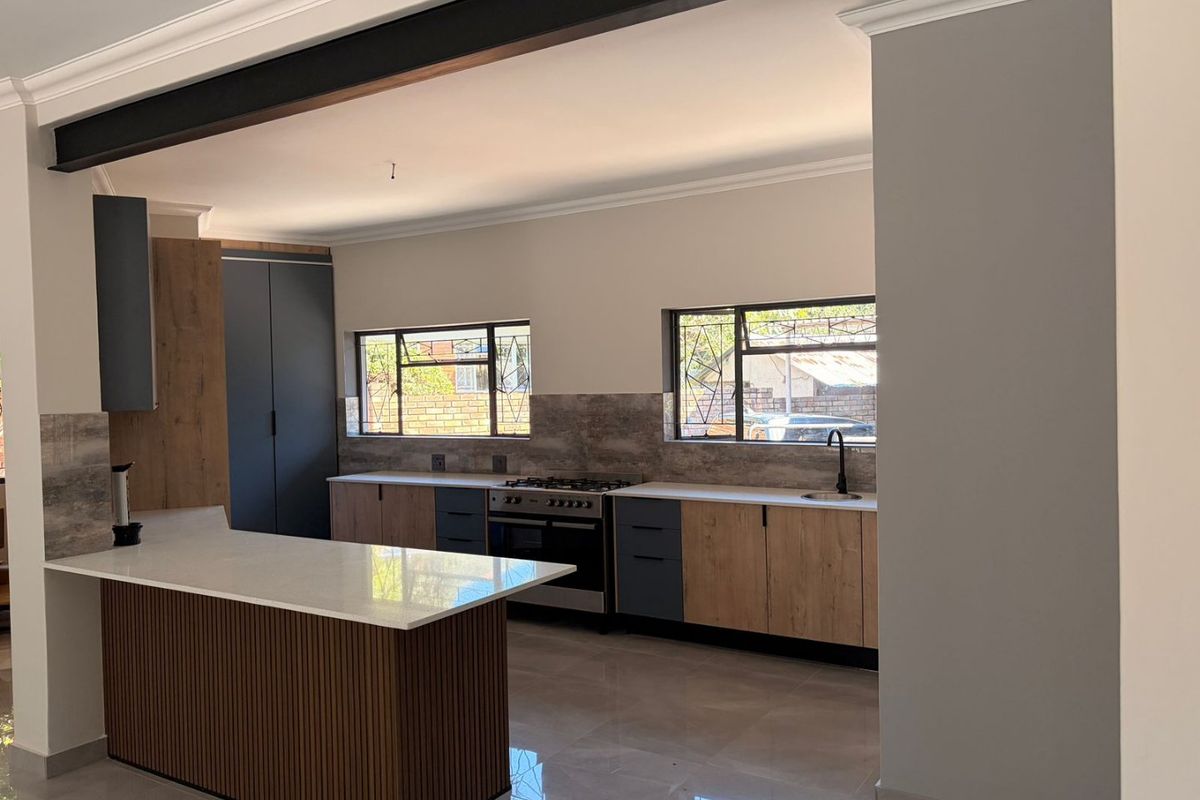 4 Bedroom Renovated House in Annlin above Braam Pretorius - Photo 2