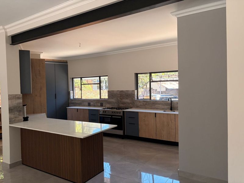 4 Bedroom Renovated House in Annlin above Braam Pretorius - Photo 2
