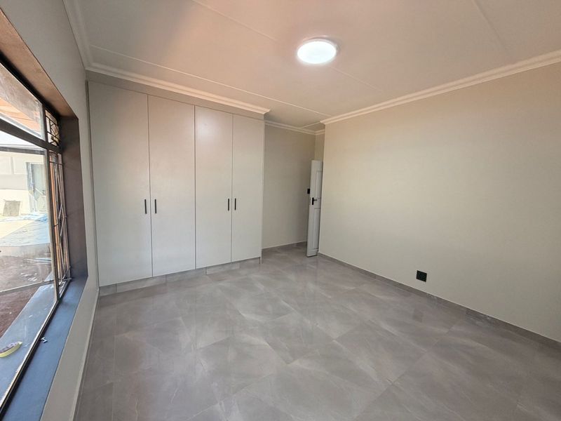 4 Bedroom Renovated House in Annlin above Braam Pretorius - Photo 9