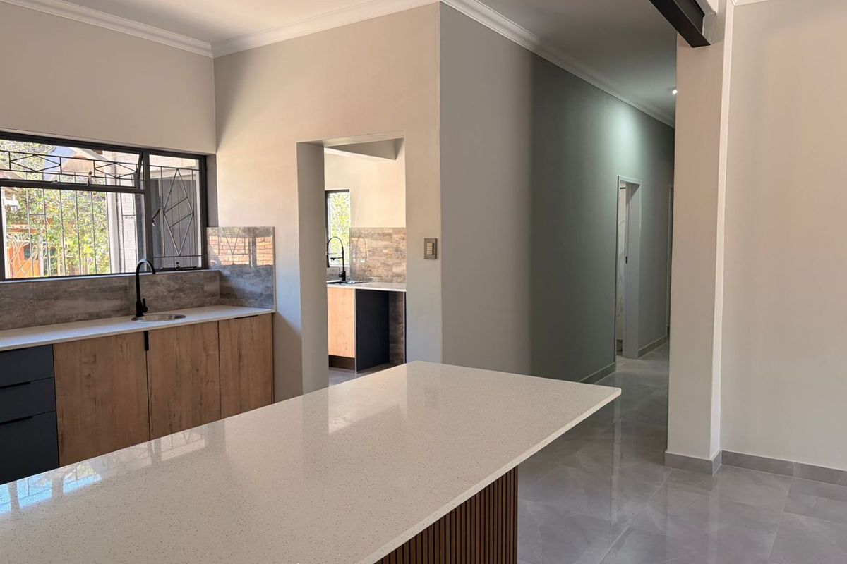 4 Bedroom Renovated House in Annlin above Braam Pretorius - Photo 3