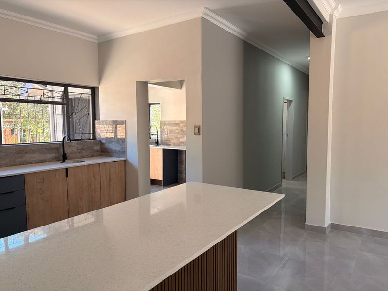 4 Bedroom Renovated House in Annlin above Braam Pretorius - Photo 3
