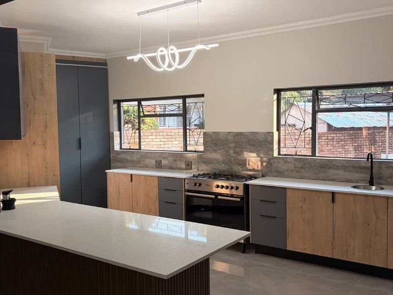4 Bedroom Renovated House in Annlin above Braam Pretorius - Photo 4