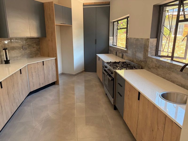 4 Bedroom Renovated House in Annlin above Braam Pretorius - Photo 6