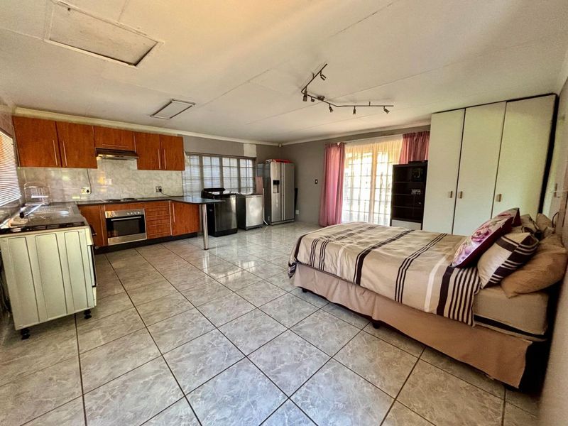 Family friendly home with flatlets and double garage - Photo 4