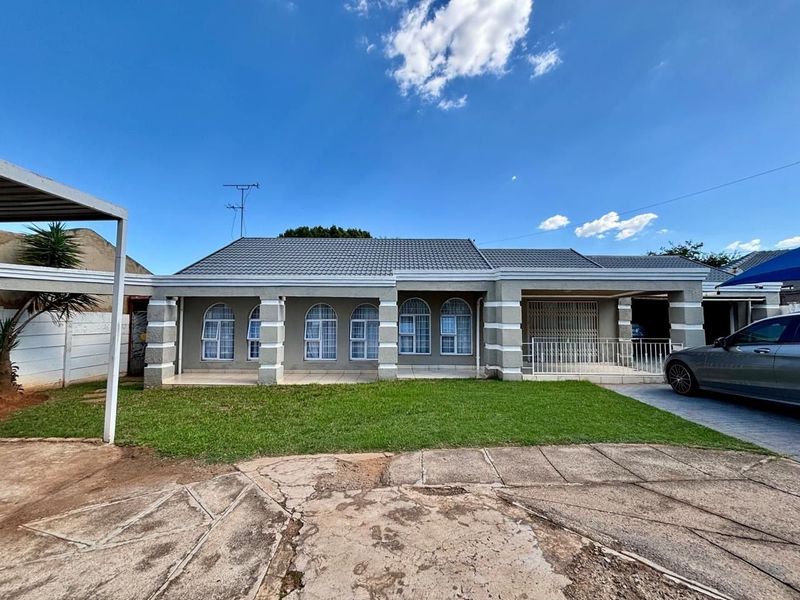 Family friendly home with flatlets and double garage - Photo 2
