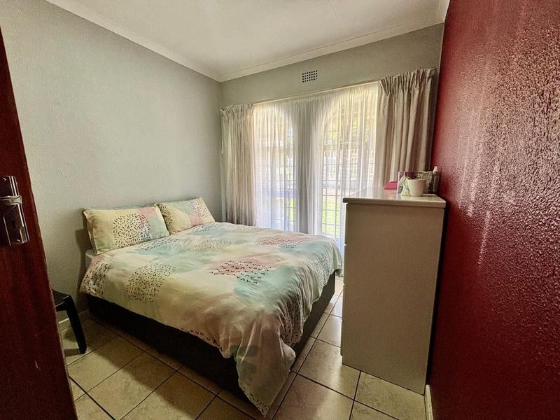 Family friendly home with flatlets and double garage - Photo 9