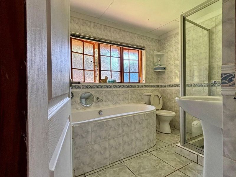 Family friendly home with flatlets and double garage - Photo 6