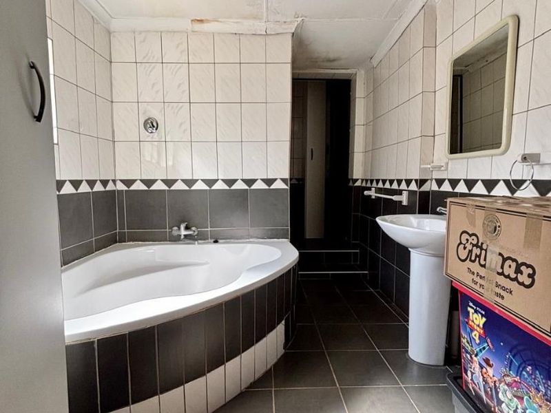 Family friendly home with flatlets and double garage - Photo 5