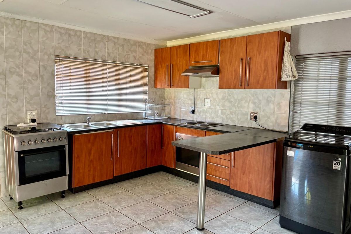 Family friendly home with flatlets and double garage - Photo 3