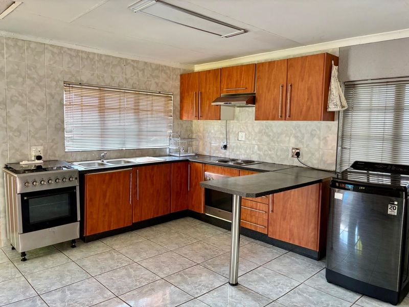 Family friendly home with flatlets and double garage - Photo 3