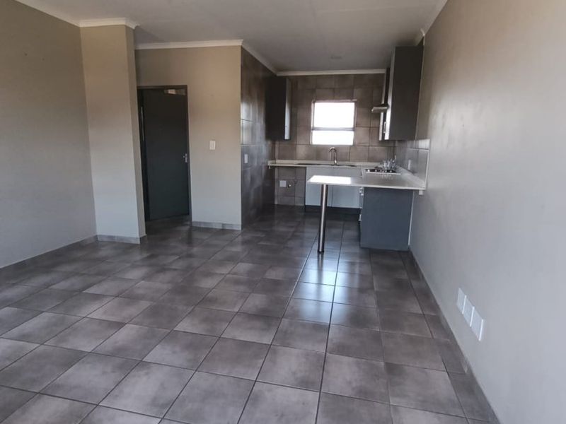 HOUSE FOR SALE IN GROBLER PARK, ROODEPOORT  - Photo 5