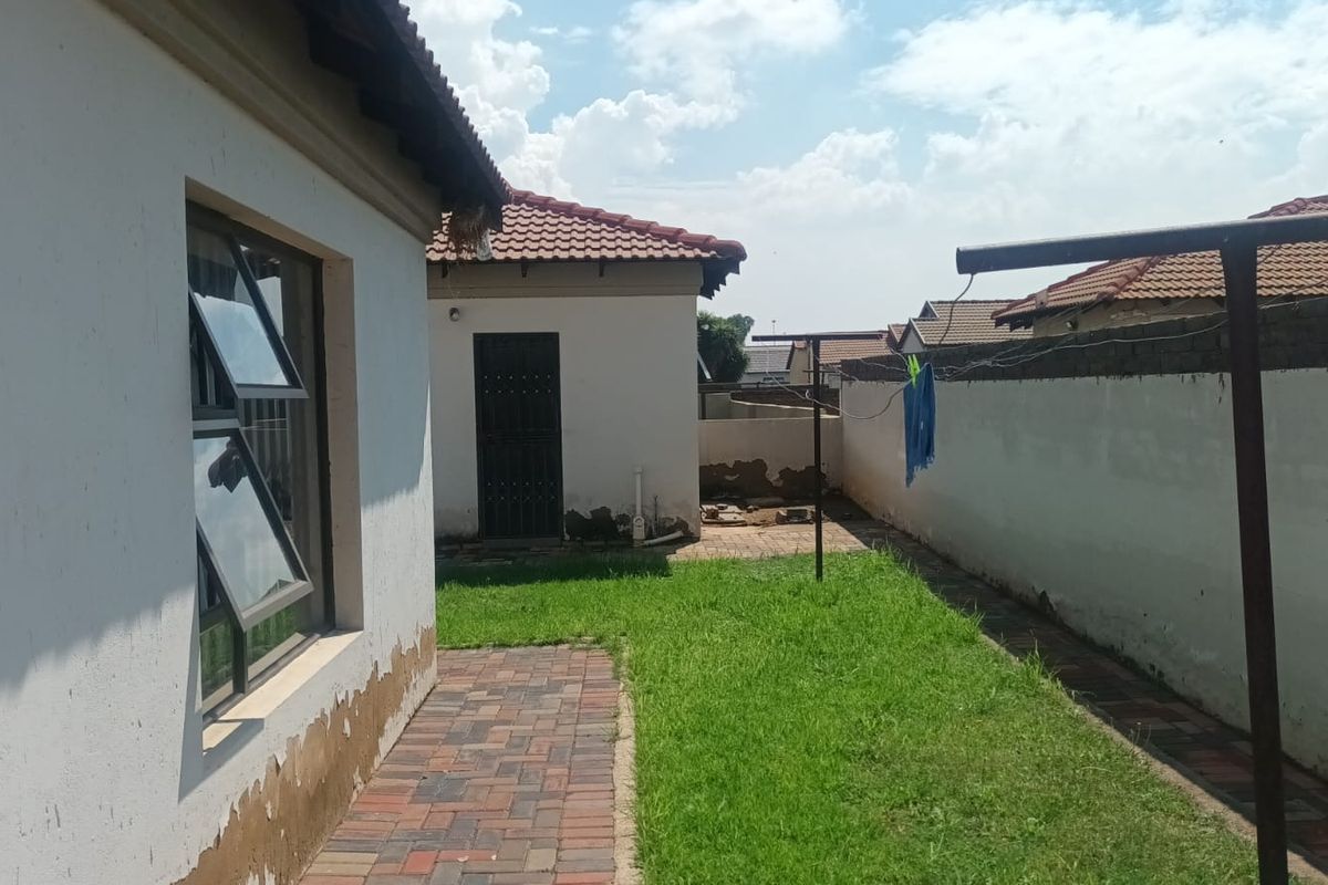 3 Bed House in Vosloorus for Sale - Photo 2