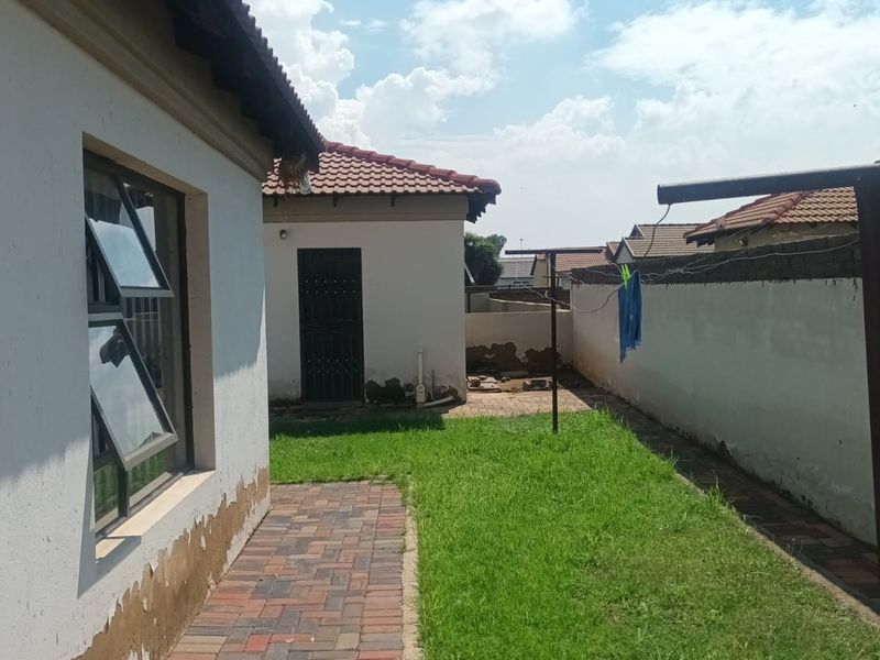 3 Bed House in Vosloorus for Sale - Photo 2