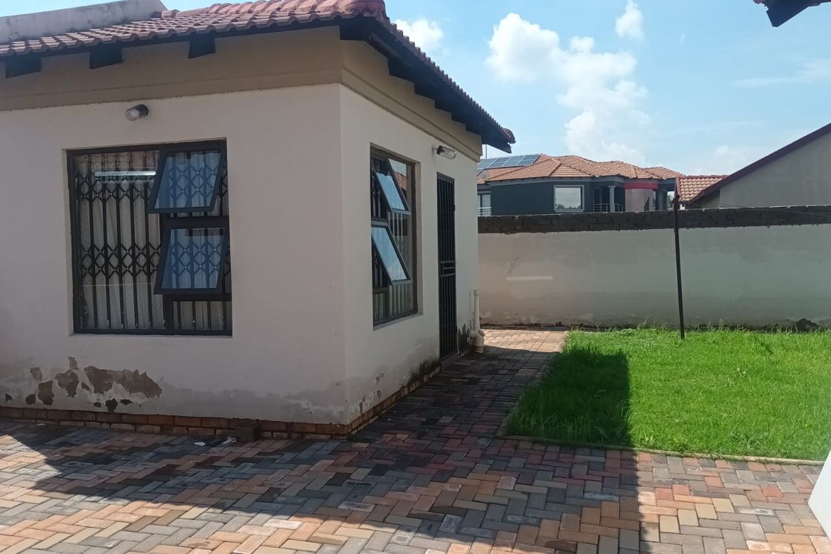 3 Bed House in Vosloorus for Sale - Photo 3