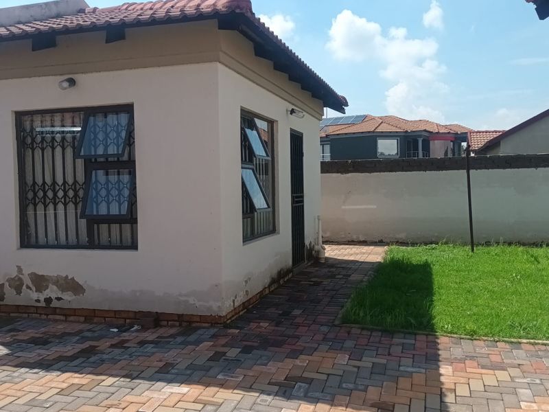 3 Bed House in Vosloorus for Sale - Photo 3