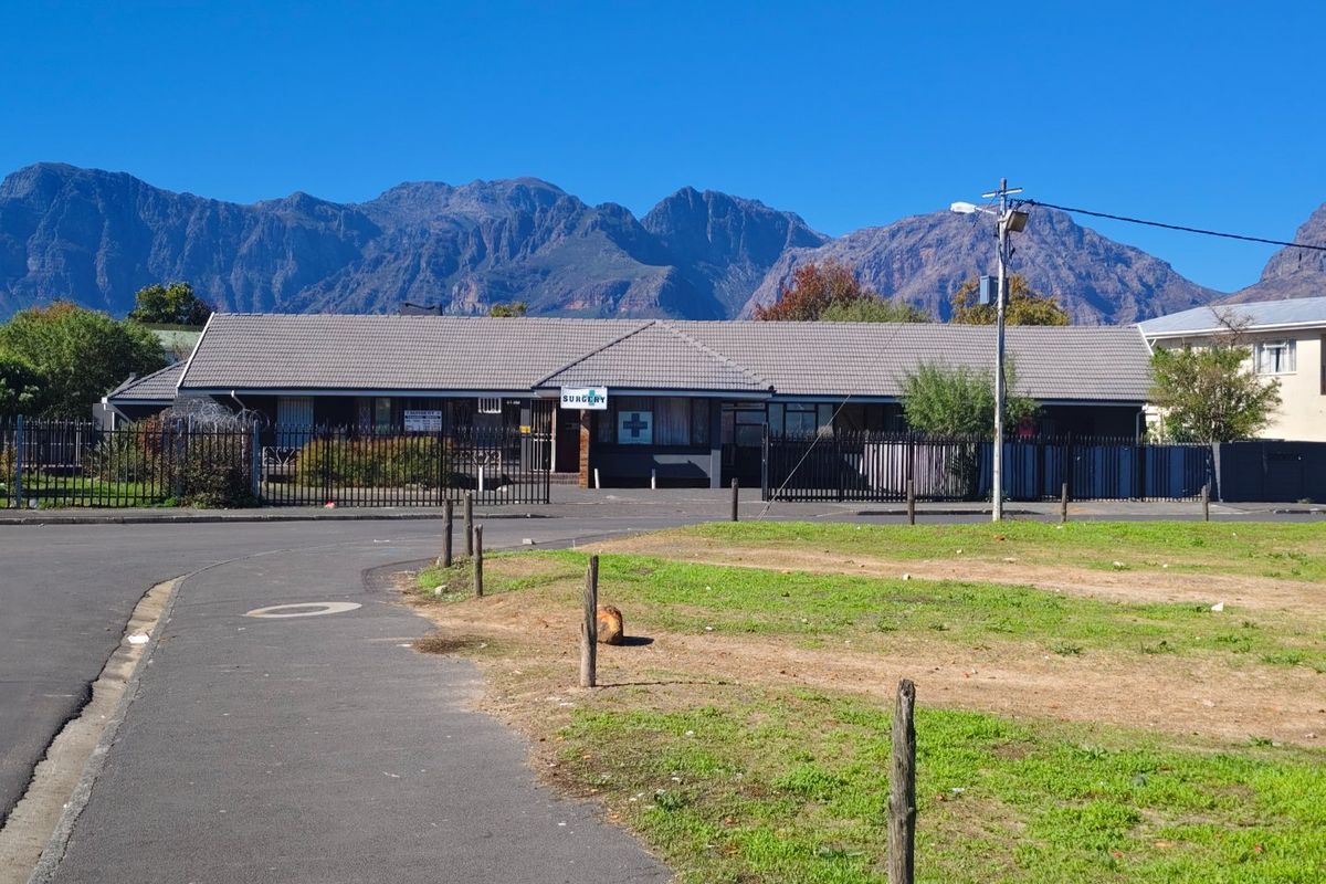 Medical Office Space with ambitious potential in one of the main roads entering Paarl East - Photo 4