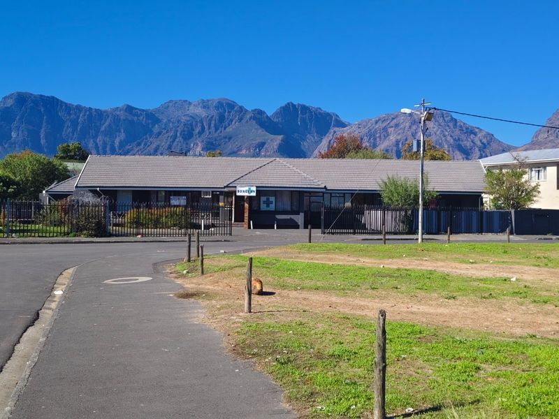 Medical Office Space with ambitious potential in one of the main roads entering Paarl East - Photo 4